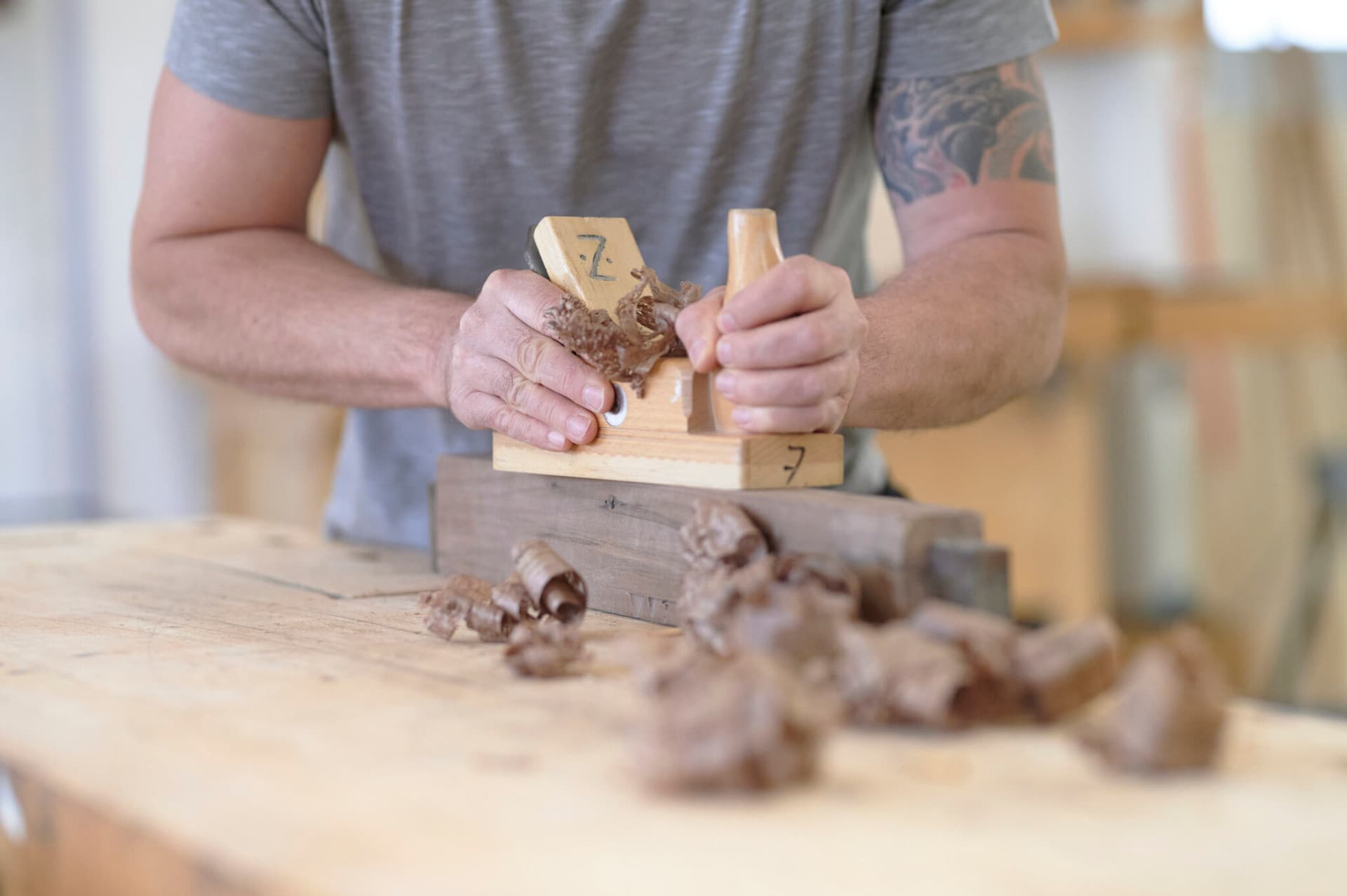 Hobeln per Hand in der Holzwerkstatt
