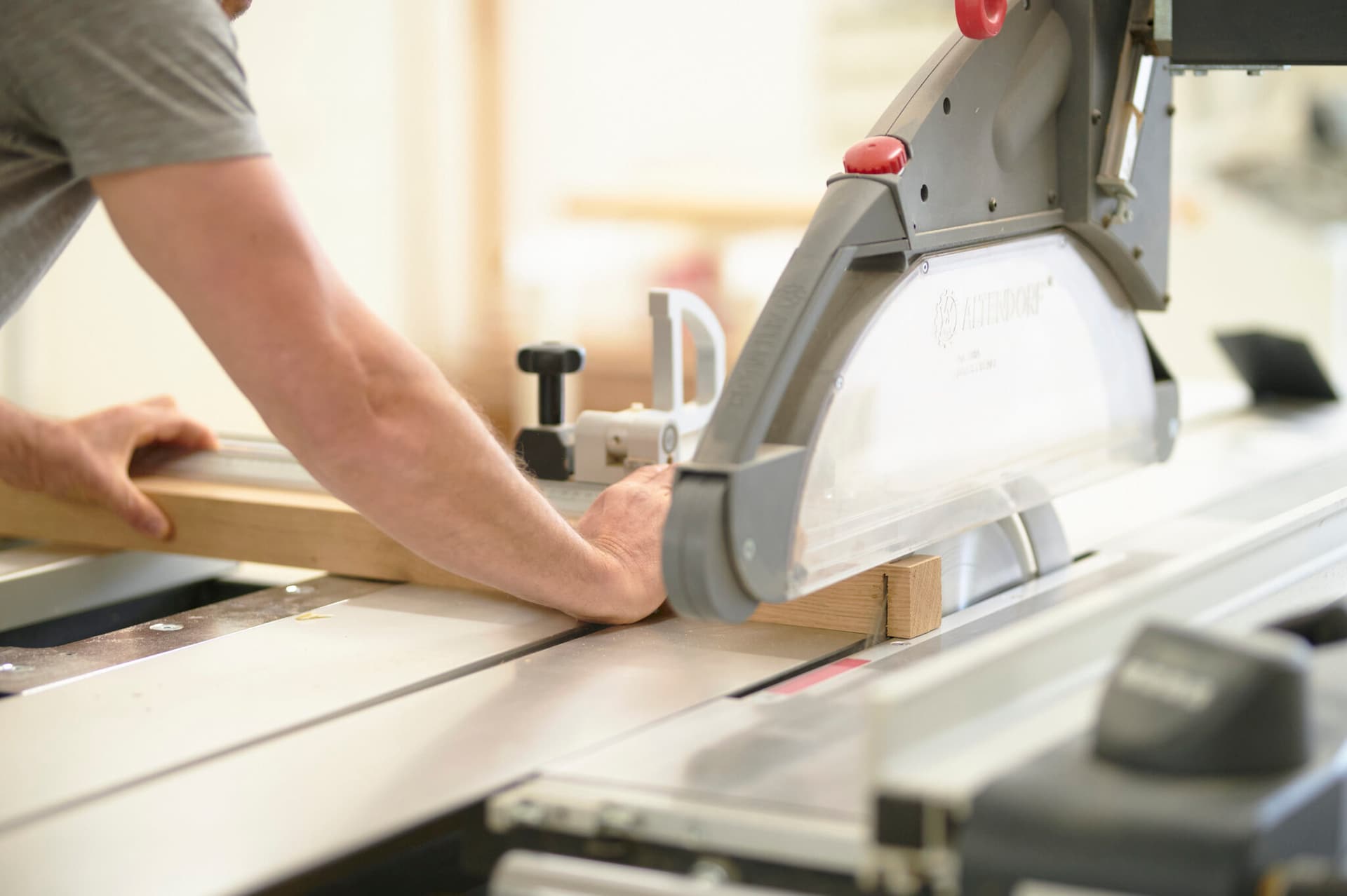 Holzbearbeitungsmaschine in der Holzwerkstatt